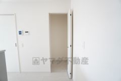 キッチン横に広々としたパントリー付き＾＾洗面室にも近く、食料品だけでなく日用品などの収納にも＾＾