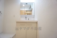 三面鏡裏収納付き洗面化粧台です＾＾ 歯磨きセットやスキンケア用品などの収納に便利ですね。