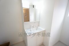 三面鏡裏収納付き洗面化粧台。