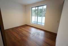 バルコニーに面した約6帖の洋室。