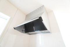 お手入れが簡単なスリム型レンジフードです。調理により発生する油煙や臭いを吸い込み、屋外へ排気してくれます。