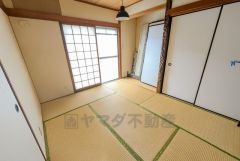 リビング隣には、ホッとできる和室を用意。客間としてはもちろん、お子様のお昼寝スペースや書斎としても活躍してくれそうです＾＾ 