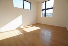 2面採光を確保した明るい室内は、風通しも良く、大変居心地の良い空間となっております。日当たりがよく、子供部屋としての利用もおすすめ。 