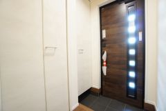 壁一面に設けた大容量のシューズクローゼットは実用性と機能性を兼ね備えています。急な来客でも、いつも整頓された玄関でお出迎えができます。