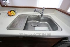 大きなお鍋も楽々洗える幅の広いシンクです＾＾ステンレスシンクなので簡単にお掃除できますよ。洗剤やスポンジもすっきりできる収納付き。