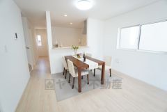 窓から光が差し込む明るいダイニング＾＾