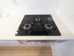 3種類の料理が同時に調理できる、3口ガスコンロ。忙しい夕食の支度時間が短縮できて効率よくお料理が楽しめます。 