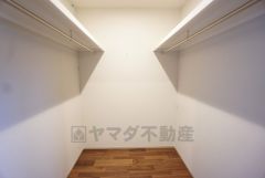 寝室にはハンガーパイプ付きと窓付きのウォークインクローゼットをダブルで完備＾＾たっぷり収納できるので衣替えの心配もいりませんね＾＾その他全居室ウォークインクローゼット付き＾＾