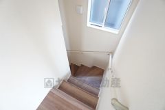 お子様も高齢の方も安心して上り下りができる手摺がついた安心設計です。