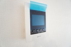 防犯はもちろん、セールスマン対策にもなるモニター付きインターホンです。 来訪者の顔が見えるので安心ですね＾＾