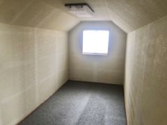 季節物や趣味用品などの収納場所として便利に活用できます。窓付きで自然光も取り込めます。