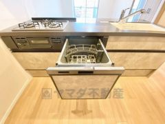 炊事時間を大幅に短縮できる食器洗浄乾燥機付き＾＾食器を洗う手間が減るので家族とのコミュニケーションの時間や自分の時間が増えますね。