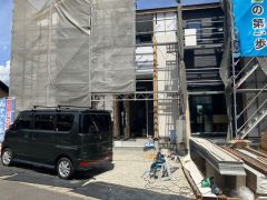 カースペースはゆとりある3台分確保。