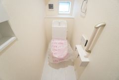 1階2階の2ヶ所にトイレがありますので、忙しい朝にも家族に気を使わず、ゆとりが生まれますね＾＾ 小窓付きで換気する時に便利です＾＾