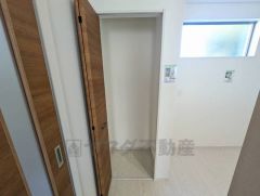 キッチン後方にはパントリー完備。長期保存ができるもの、調理器具、防災グッズを入れておくのもいいですね＾＾ 