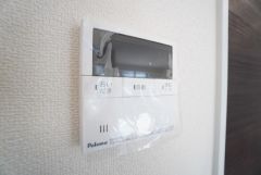 キッチン横からお湯張り、追い炊き、足し湯がボタン一つで楽々操作できる給湯機リモコンです。忙しい夕飯準備の時間帯に重宝しますね。