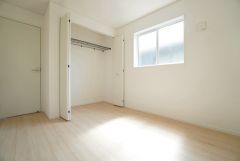 2階5.2帖洋室。暖かい日差しが差し込む洋室。たっぷり収納できるクローゼット付きでお部屋の中をすっきりと快適に保てます。