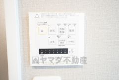 浴室暖房乾燥機には、暖房、乾燥、涼風、換気の4つの機能が付いています。タイマー付きです。換気・雨の日の洗濯も安心です＾＾