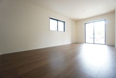 大きな窓のあるリビングは、陽光あふれる明るい空間です。居心地良く、ご家族皆がゆったり寛げる憩いの空間となりそうです。