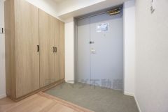 玄関は広々としています。たっぷり収納できるシューズボックス付きなので、家族全員の靴がきれいに整頓できます。