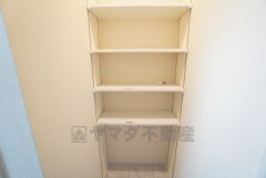 洗面室には収納棚完備＾＾