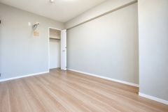 主寝室としてお使いいただけそうなこちらのお部屋は、日当たりが良く、爽やかな風を感じて起きる朝は、快適生活の始まりに。