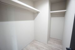 洋室にはハンガーパイプ付きのウォークインクローゼットが設けられています。たっぷり収納できるので衣替えの心配もいりませんね＾＾