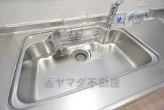 大きなお鍋も楽々洗える幅の広いシンクです＾＾ステンレスシンクなので簡単にお掃除できますよ。洗剤やスポンジもすっきりできる収納付き。