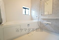 1日の疲れを癒すくつろぎのバスルーム。足を伸ばしてもゆったりと入れるサイズです。お子様と一緒にお風呂に入っても狭くないですね＾＾