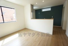 窓から光が差し込む明るいダイニングです＾＾