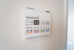 浴室暖房乾燥機付き。天候に左右されず、いつでも好きなときに洗濯物を干せるので、仕事や家事で忙しい方に重宝します。