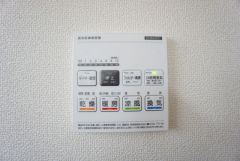 雨の日の洗濯も安心できる浴室暖房乾燥機付き浴室。リモコンで操作もボタン1つで簡単。