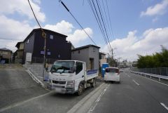 前面道路。西鉄バス停「国立福岡病院」まで徒歩約4分＾＾