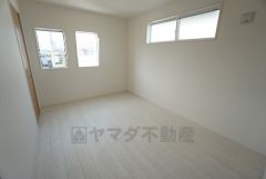 2面採光で明るい約6帖の洋室。