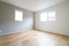 デザインクロスが2階洋室の雰囲気を上品に仕上げています。いつもと違う雰囲気のお部屋をお楽しみください。