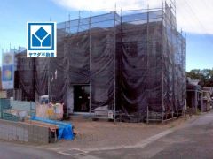 西鉄「二日市」駅(自転車6分/1.3ｋｍ)。西鉄バス「星ヶ丘入口」歩3分。博多駅行き＾＾カースペースは3台分を確保＾＾