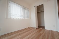 暖かい日差しが差し込む洋室。たっぷり収納できるクローゼット付きでお部屋の中をすっきりと快適に保てます。