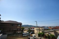 目の前に日差しを遮る建物がないので、日当たり＆風通し良好です＾＾心地よい自然の光や風を感じることができ、ほどよく開放感のある空間がつくれます。