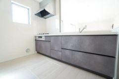 対面式カウンターキッチンからはお子様の様子が見守れます。ダイニングへの配膳や調理の時便利なカウンター付き。