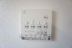 浴室暖房乾燥機には、暖房、乾燥、涼風、換気の4つの機能が付いています。タイマー付きです。換気・雨の日の洗濯も安心です＾＾