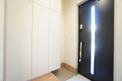 採光も考えられた明るい玄関です。たっぷり収納できるシューズボックス付きなので、家族全員の靴がきれいに整頓できます。