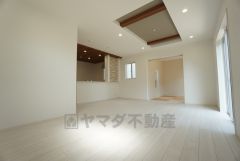 折り上げ天井がある約18.5帖のLDK。