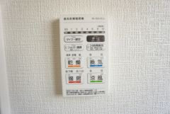 浴室暖房乾燥機には、暖房、乾燥、涼風、換気の4つの機能が付いています。タイマー付きです。換気・雨の日の洗濯も安心です＾＾