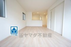 17.7帖。家族が集まる開放的なリビング。思い思いの時間を過ごしたり食事をしたり、素敵な団らんの場になりますね。 