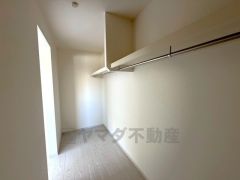 寝室にはハンガーパイプ付きのウォークインクローゼットが設けられています。たっぷり収納できるので衣替えの心配もいりませんね＾＾ 