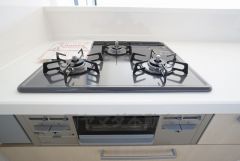 3種類の料理が同時に調理できる、3口ガスコンロ。忙しい夕食の支度時間が短縮できて効率よくお料理が楽しめます。