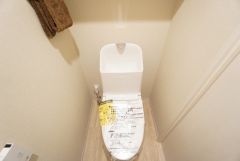 壁リモコンタイプのウォシュレット付き。すっきりとした見た目で、清潔感がありトイレ奥の掃除もしやすいです。