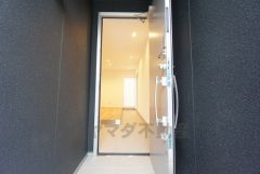 玄関扉が奥まって設置されているので、雨にも濡れにくくなっています。