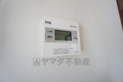 キッチン横からお湯張り、追い炊き、足し湯がボタン一つで楽々操作できる給湯機リモコンです＾＾忙しい夕飯の準備の時間帯に重宝しますね。