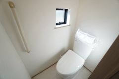 温水洗浄機付トイレです。節水機能もあるので、安心して使えますね。もちろん、1階2階の2ヶ所にトイレがあるので、忙しい朝にもゆとりができますね。